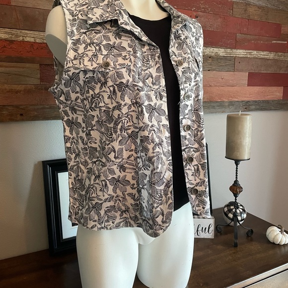 Christopher and Banks light weight vest - Picture 2 of 4